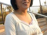 ひとりエッチが好きなどこにでもいそうな平凡な熟女が快楽を求めてAV出演！若い男根にしゃぶりつく濃厚中出し交尾！