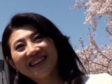 艶やかな黒髪と明るい雰囲気の熟女が初AV出演！カメラの前で乱れる快楽SEX！