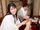 【VR】【8K VR】全視野180°超天井特化＜極＞ 友人夫婦と4人で温泉旅行。皆が寝付いた夜。友人の奥さんが僕を誘惑してきて逆夜●い。布団の中で汗だくこっそり内緒のお互いW不倫中出し！ 沙月ふみの