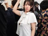 満員電車で吊り革にぶら下げられ両乳首同時開発のすえ無念の発情してしまった巨乳美女4 二羽紗愛