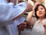 街行く結婚2年目の若妻さんを番組に出演してくれませんか？とナンパ！もう半年もセックスレスで欲求不満の奥様にセンズリ見せつけナシクズシの中出し性交！